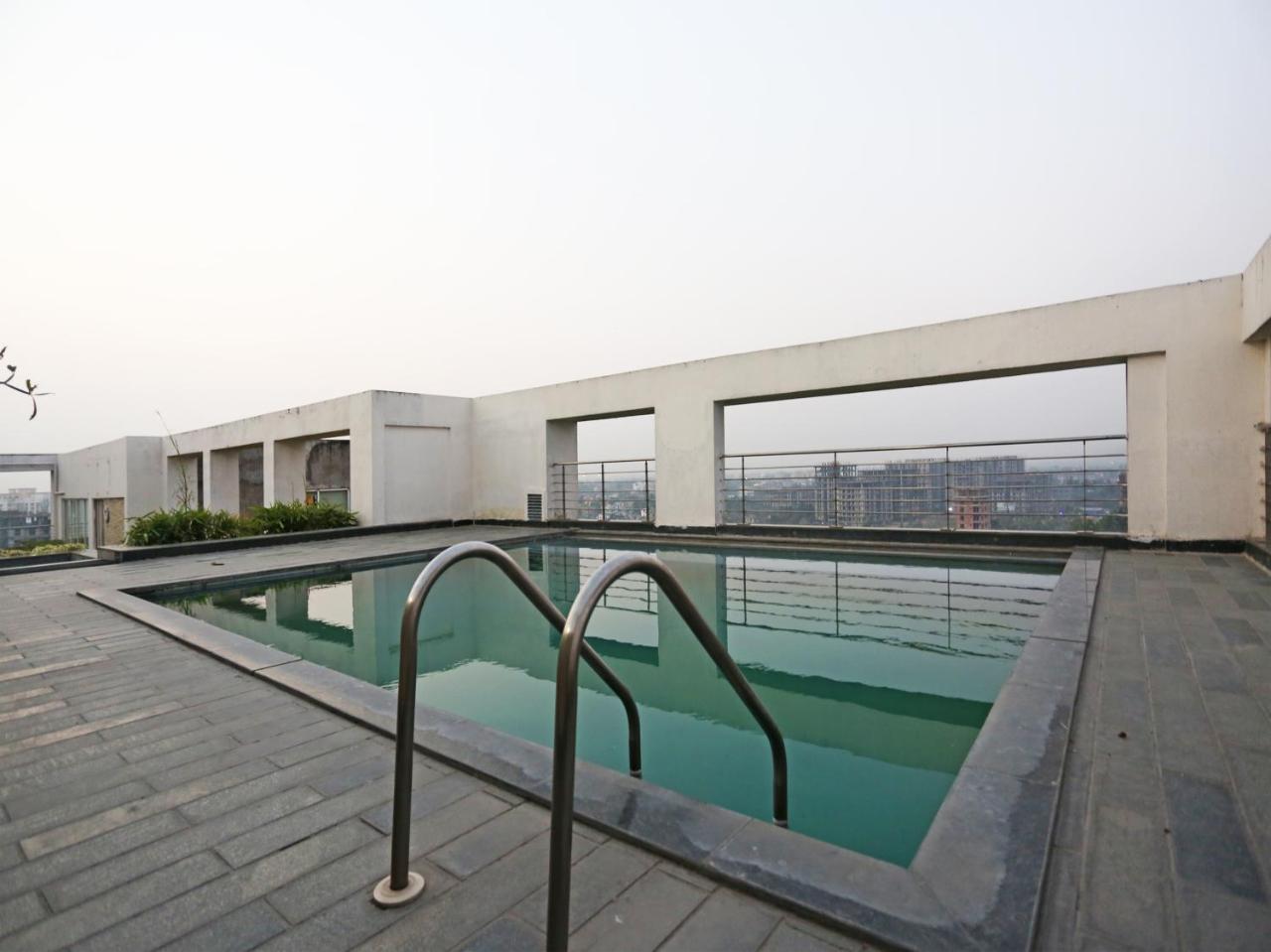Capital O 10212 Hotel West Willows Xanadu Колката Екстериор снимка