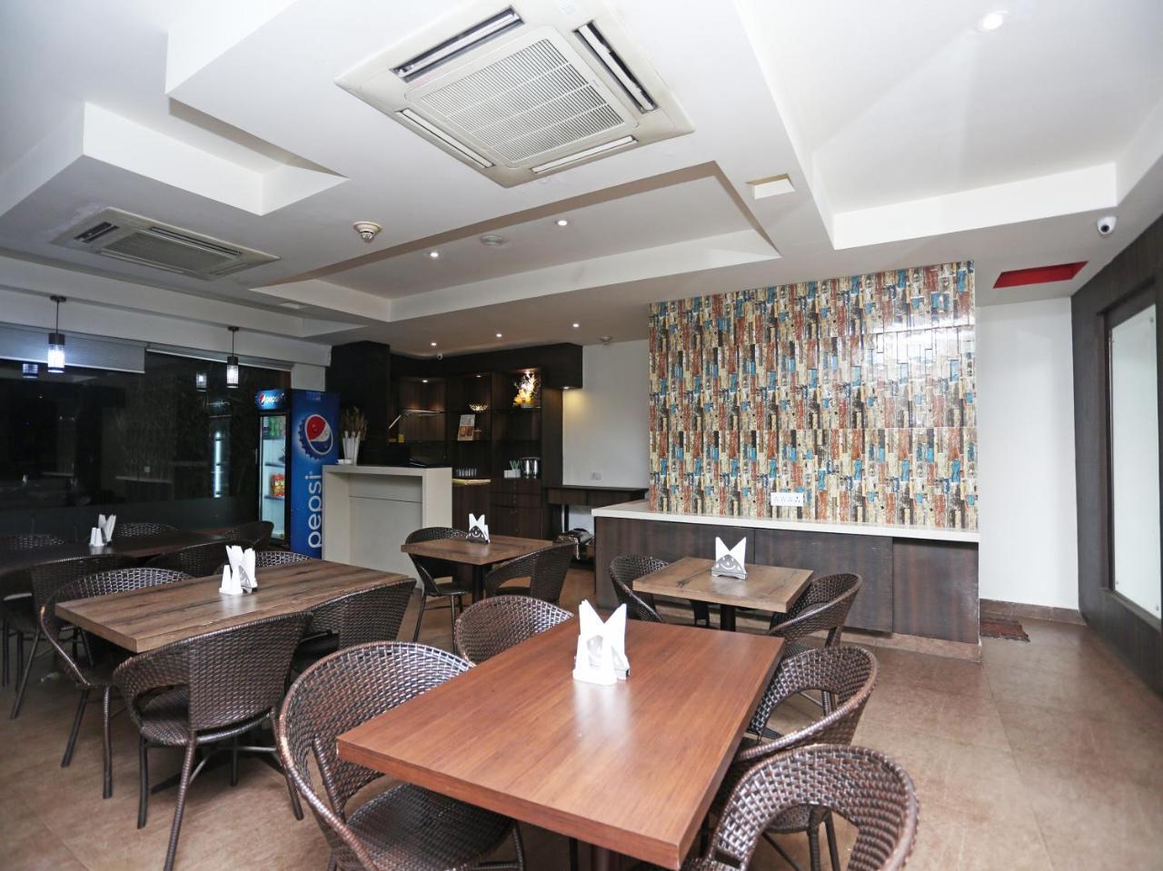 Capital O 10212 Hotel West Willows Xanadu Колката Екстериор снимка