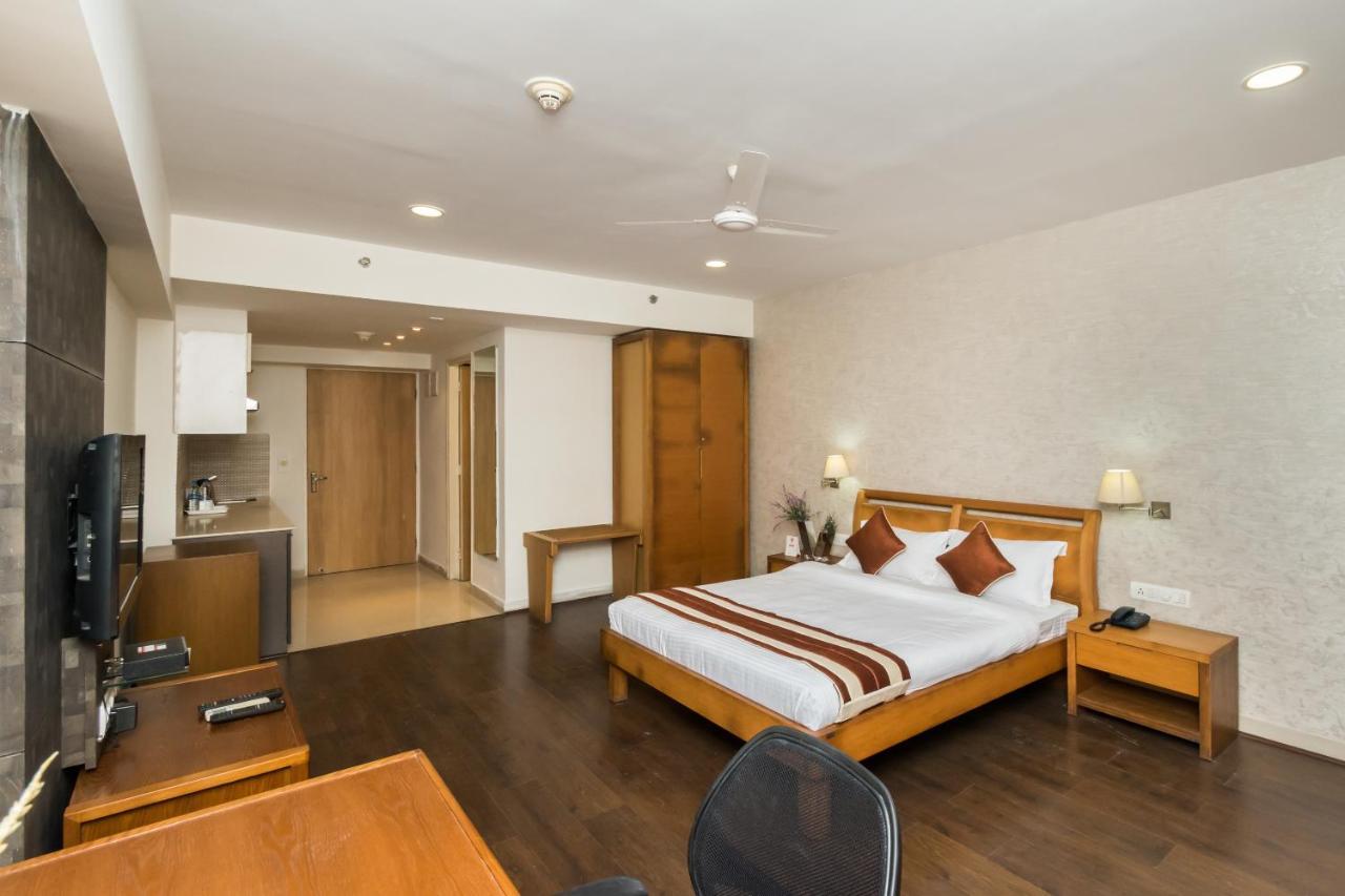 Capital O 10212 Hotel West Willows Xanadu Колката Екстериор снимка