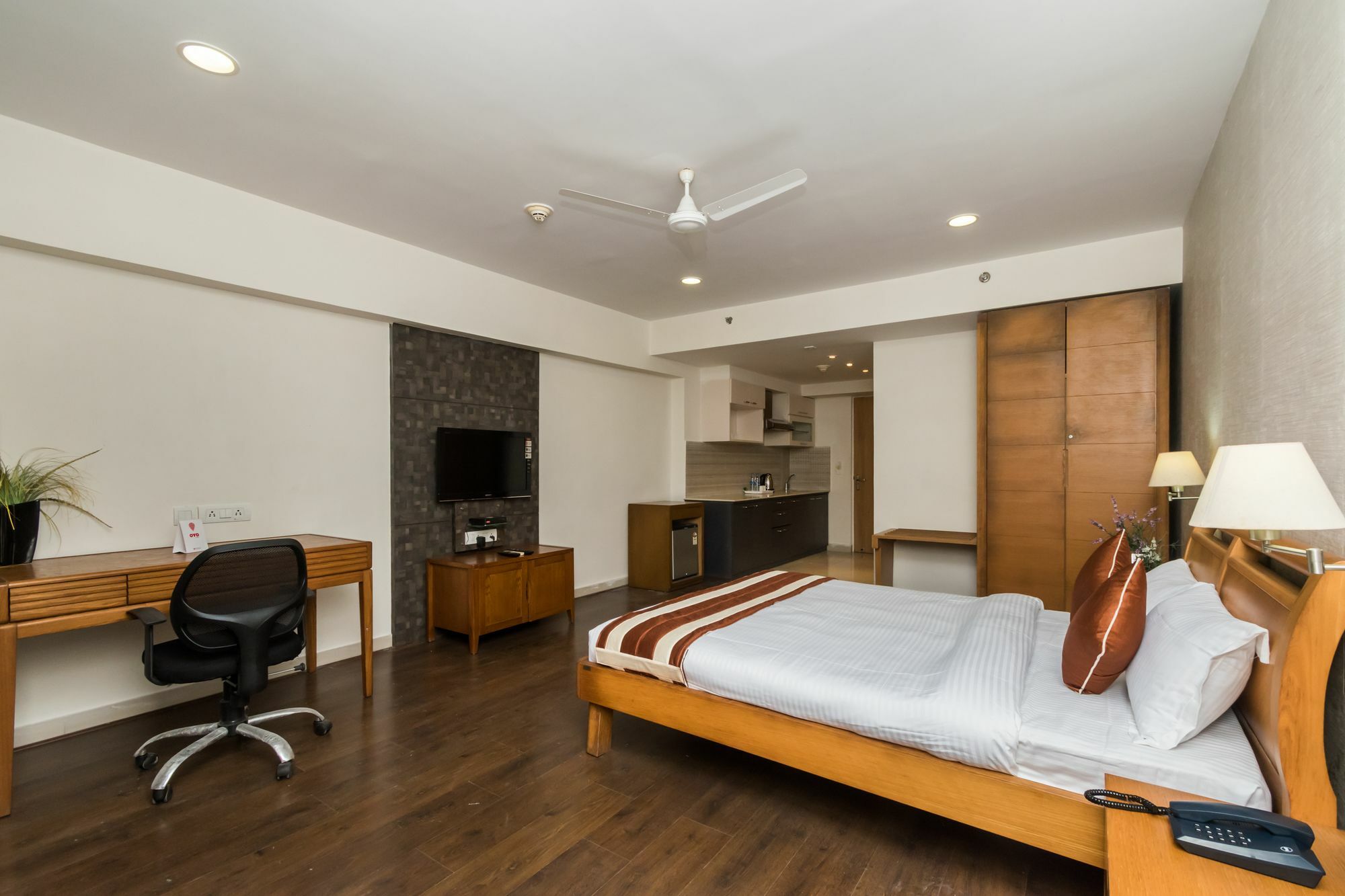 Capital O 10212 Hotel West Willows Xanadu Колката Екстериор снимка