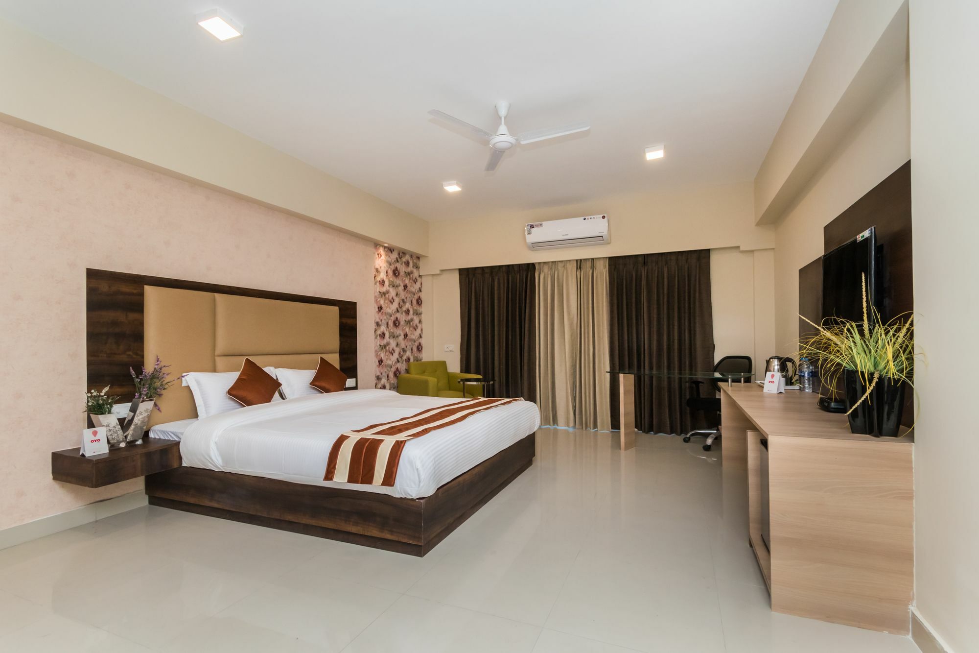 Capital O 10212 Hotel West Willows Xanadu Колката Екстериор снимка