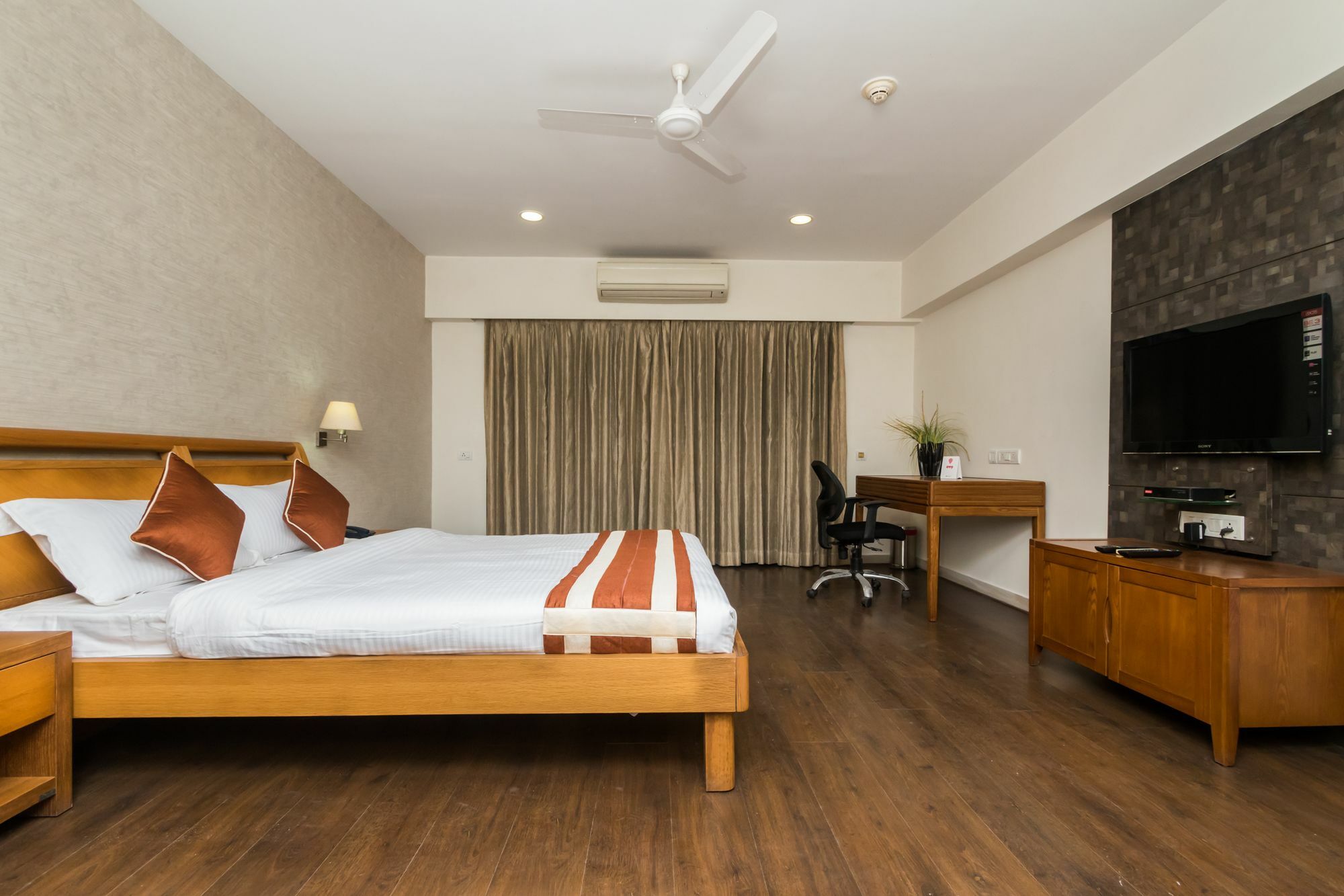 Capital O 10212 Hotel West Willows Xanadu Колката Екстериор снимка