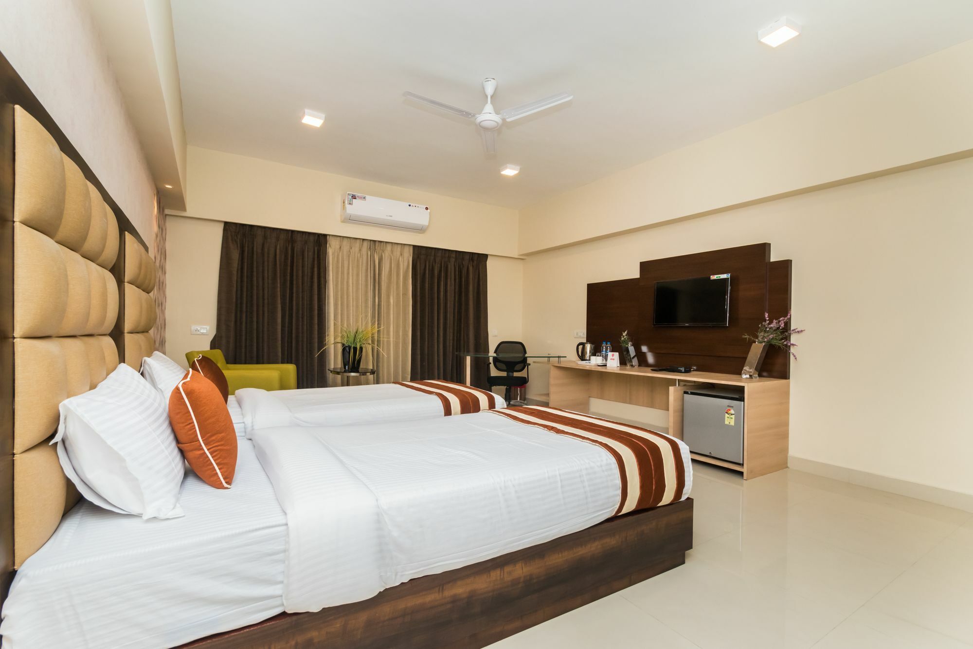 Capital O 10212 Hotel West Willows Xanadu Колката Екстериор снимка